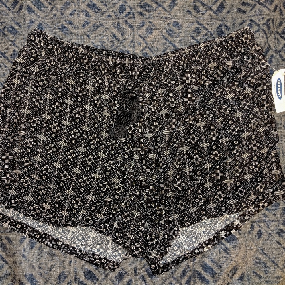 NWT Old Navy Size M Black and White Shorts